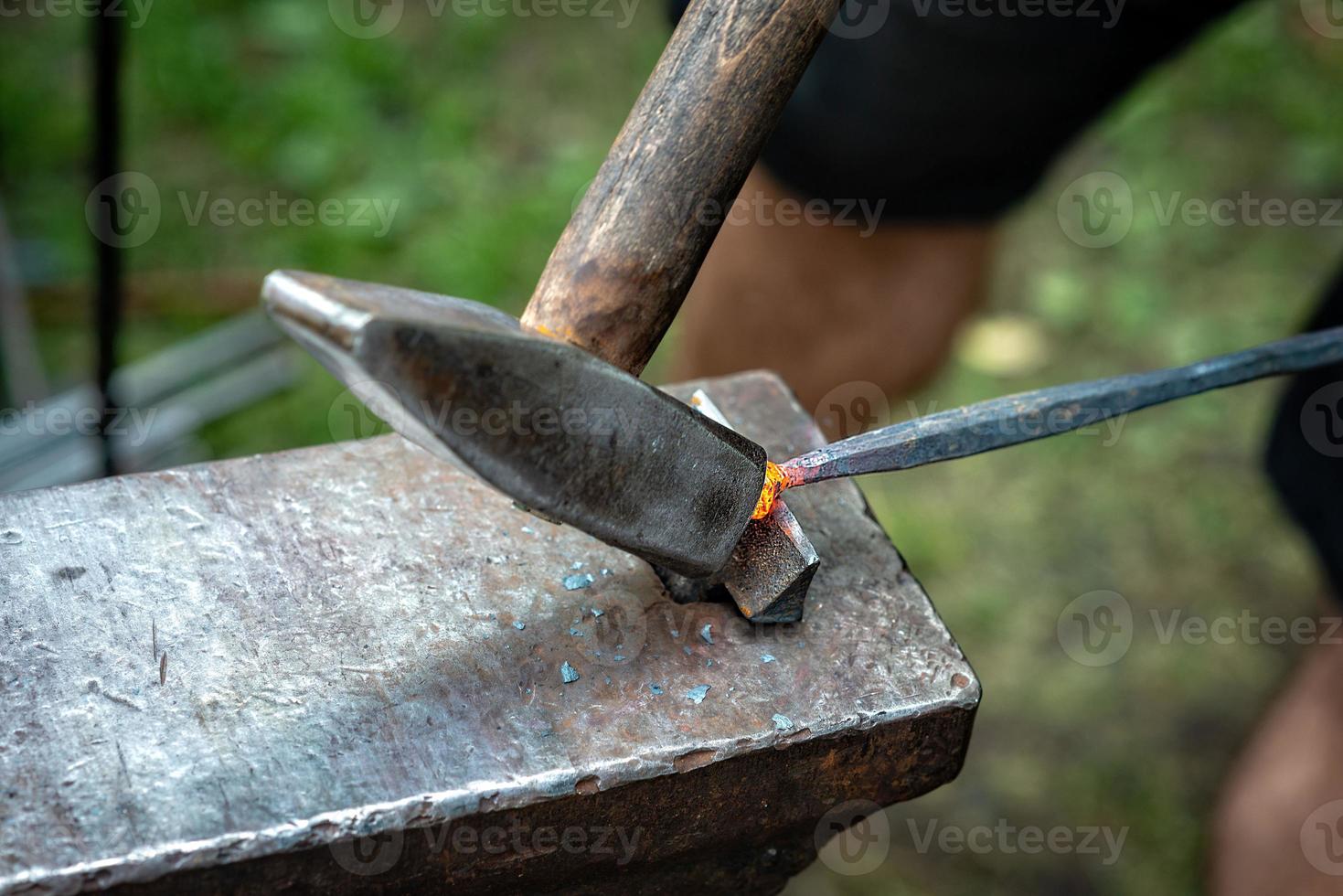 forge, forgerons travaillent avec hummer, métal chaud - image photo