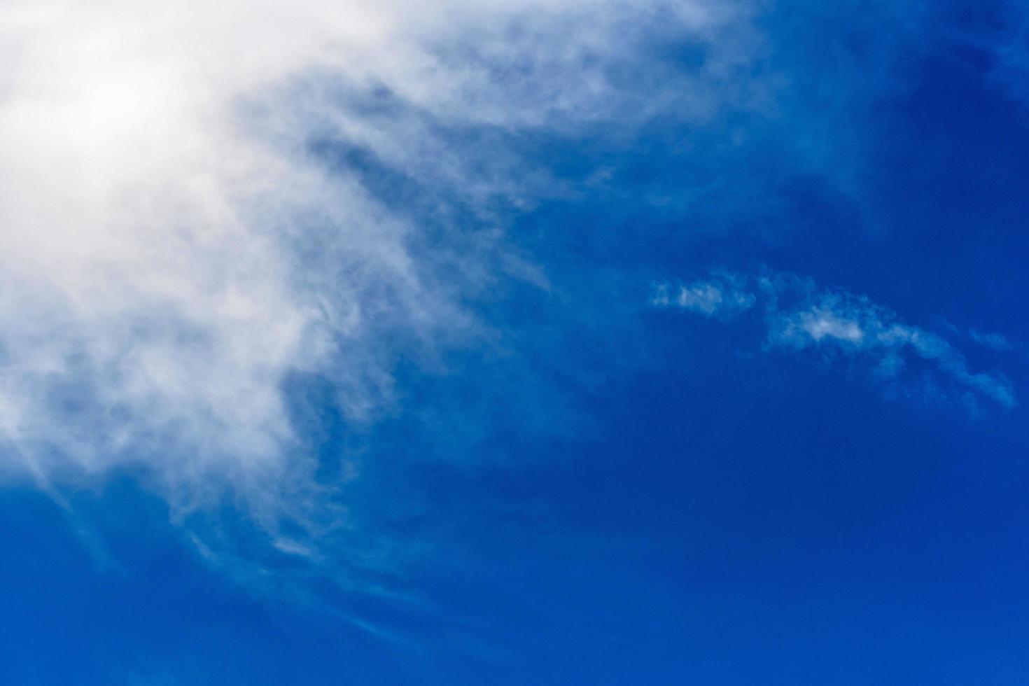 nuages sur le ciel bleu photo