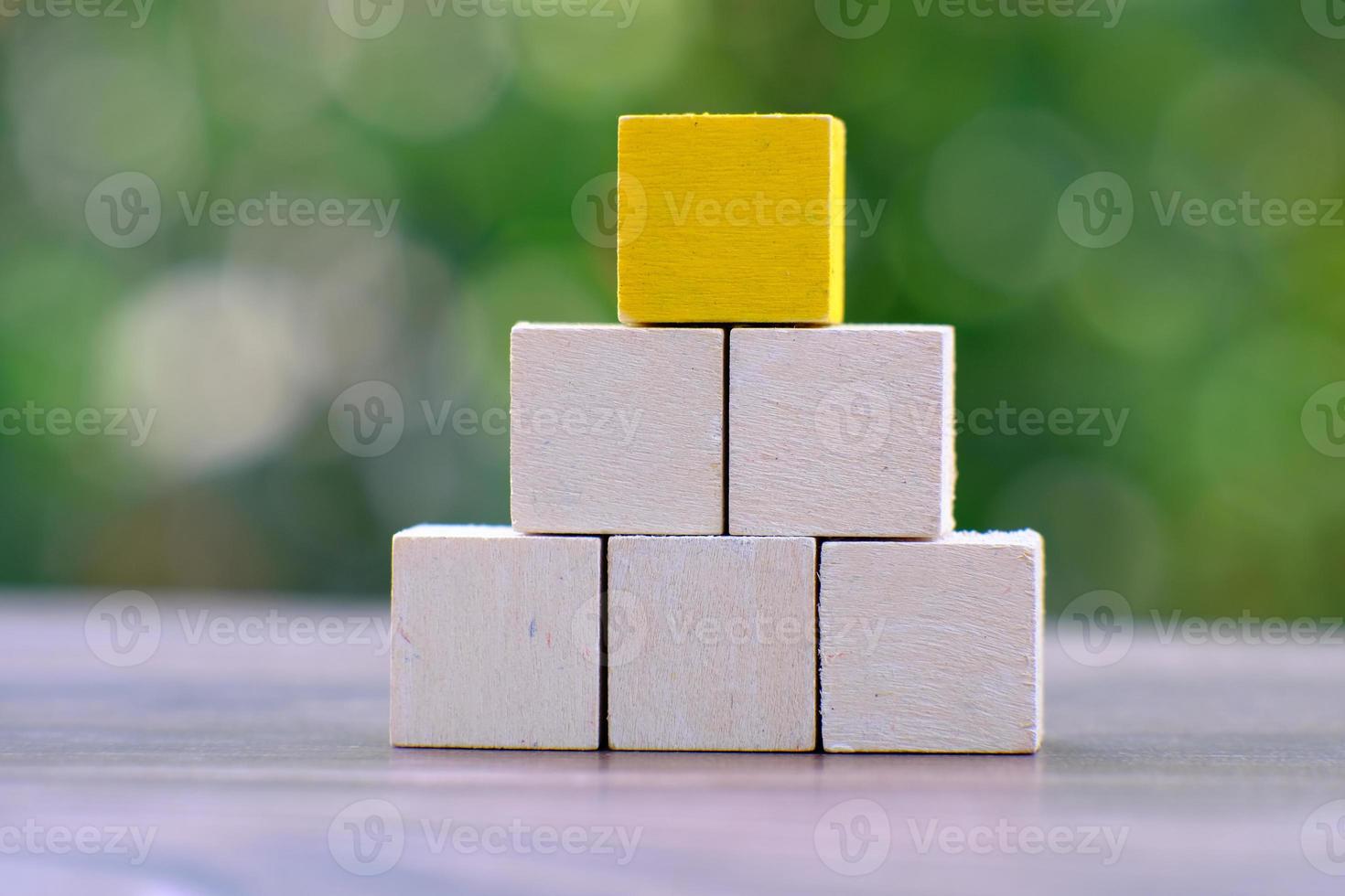 boîte de cube en bois et icône d'entreprise sur le concept d'idée de table et d'entreprise photo