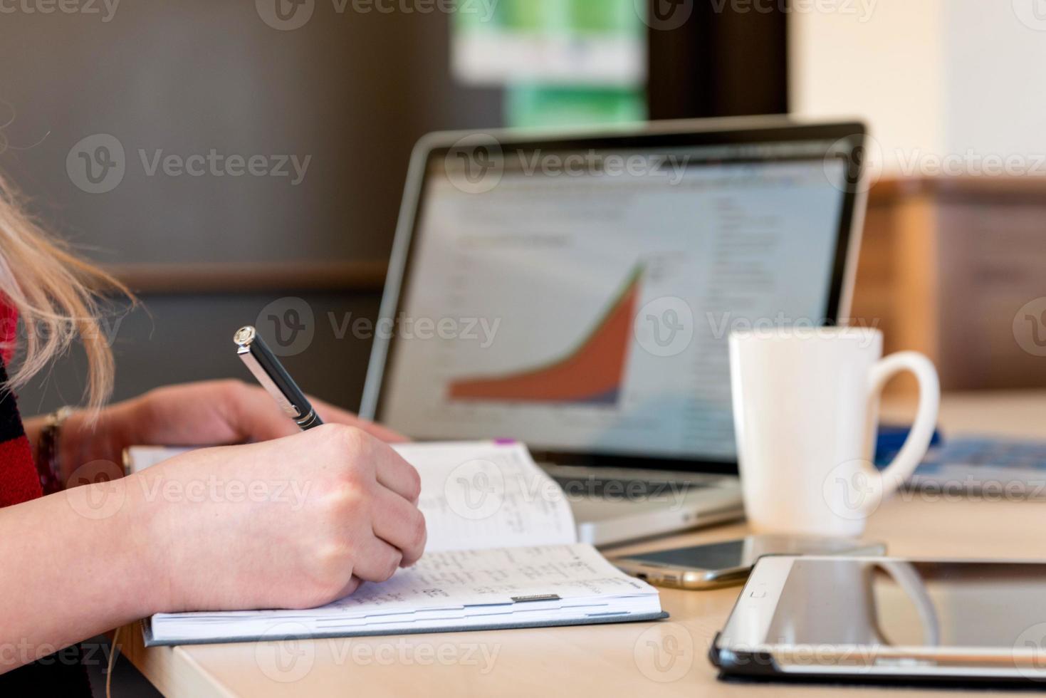 femme blonde travaillant au bureau photo