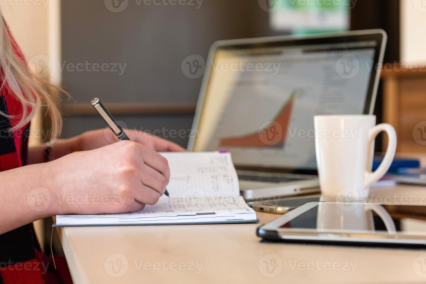 femme blonde travaillant au bureau photo