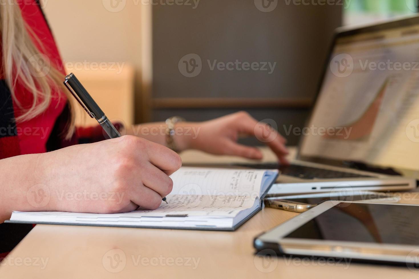 femme blonde travaillant au bureau photo