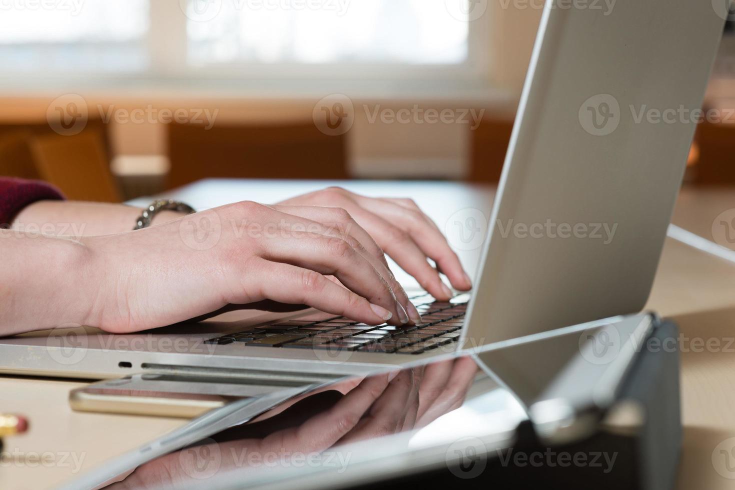 femme travaillant au bureau photo