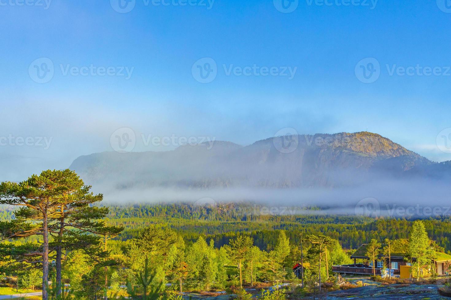 matin lever du soleil brouillard nuages et montagnes nature paysage nissedal norvège. photo