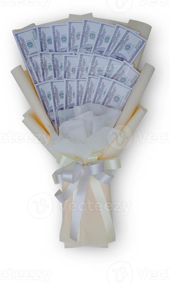 bouquet d'argent enveloppé dans 100 USD sur fond blanc isolé avec un tracé de détourage photo