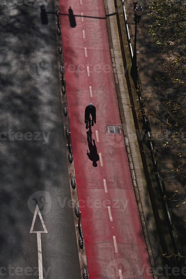 cycliste sur la piste cyclable dans la ville de bilbao en espagne photo