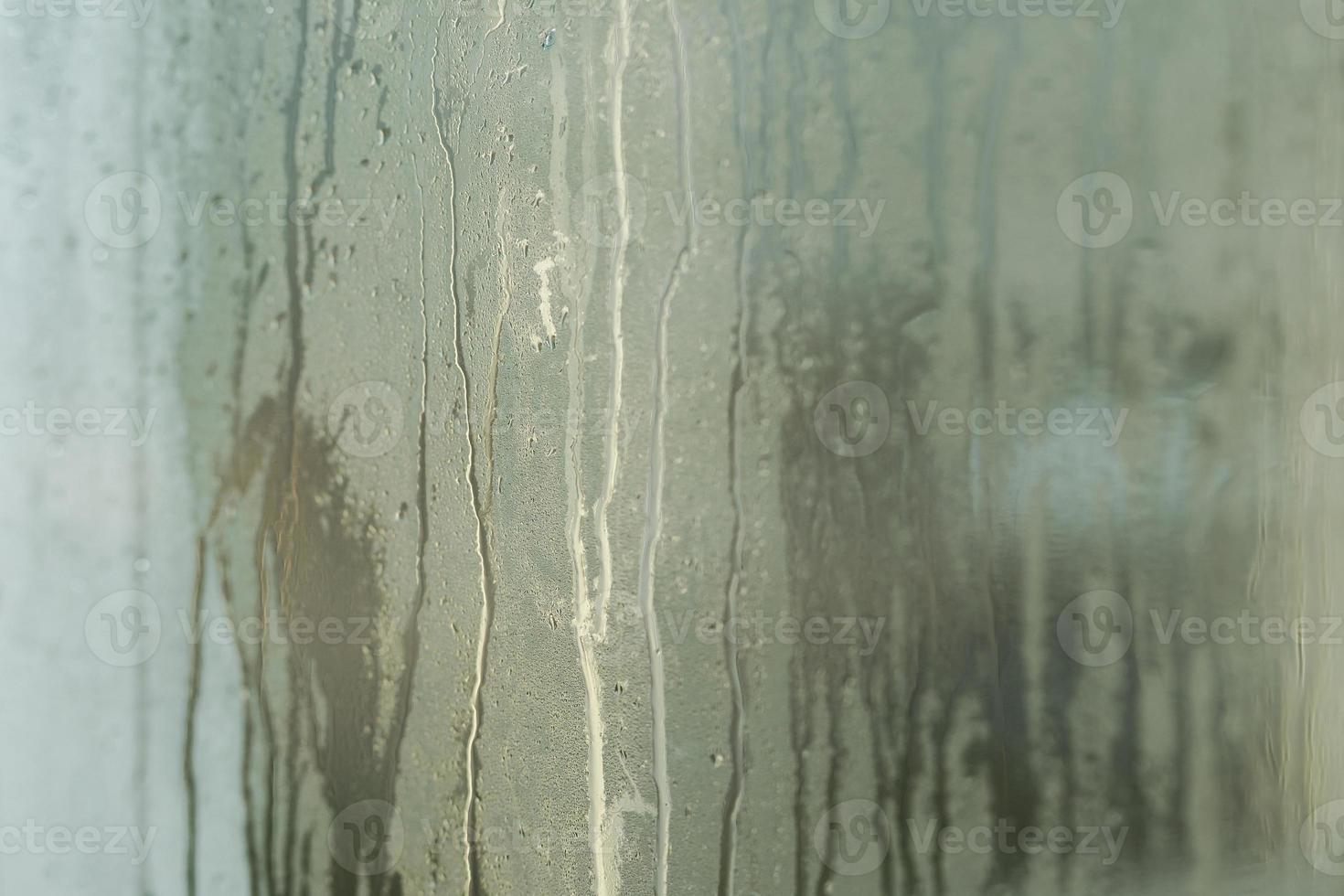 gouttes de pluie sur fond de verres de fenêtre photo