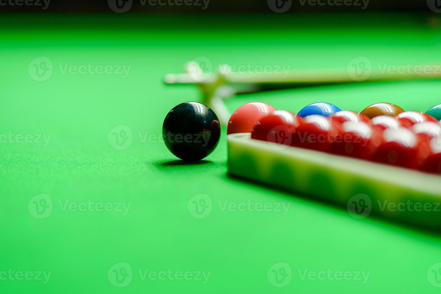 boules de billard sur table de billard vert photo