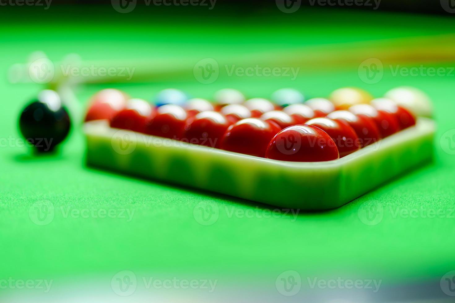 boules de billard sur table de billard vert photo