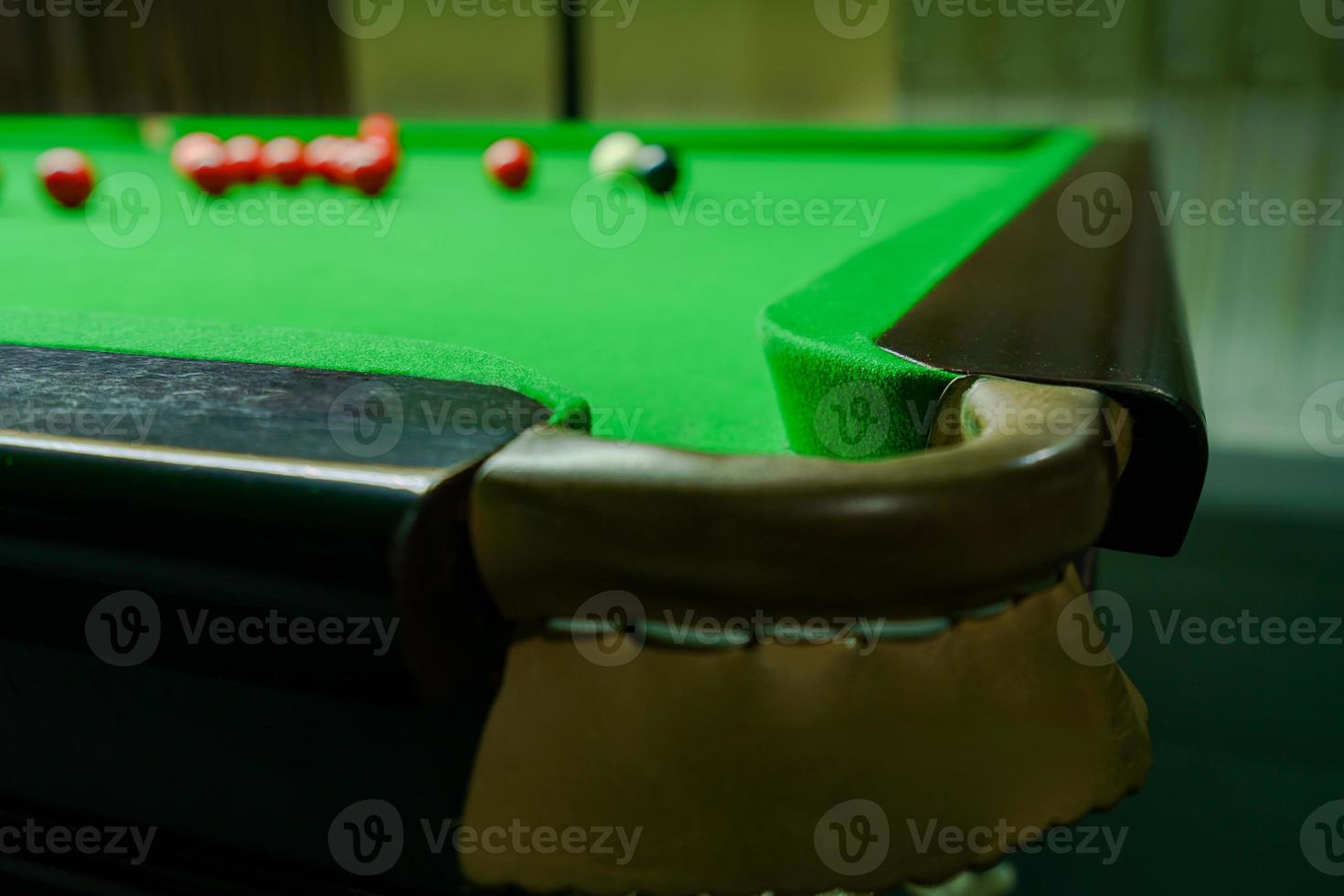 boules de billard sur table de billard vert photo