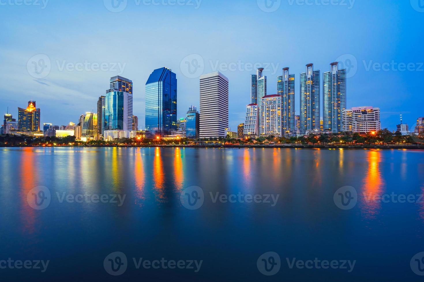 Le centre-ville de bangkok au crépuscule avec reflet de l'horizon, parc benjakiti, bangkok, thaïlande photo