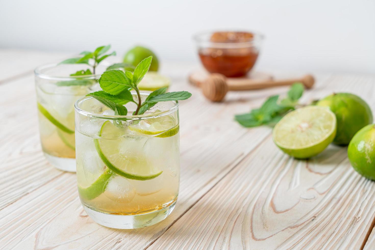 miel glacé et soda citron vert à la menthe - boisson rafraîchissante photo