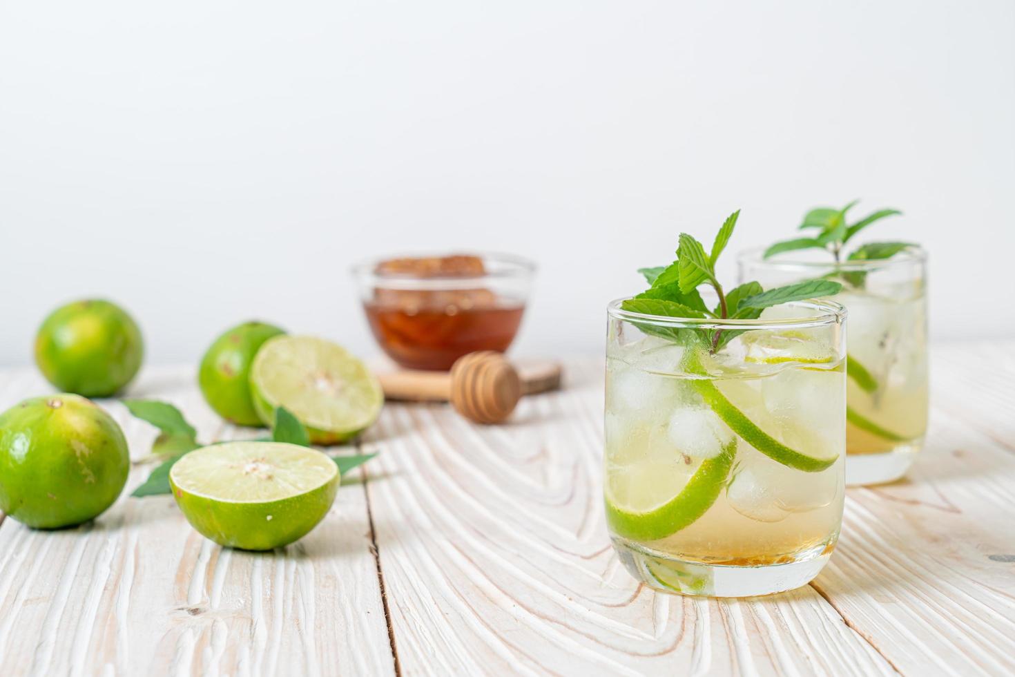 miel glacé et soda citron vert à la menthe - boisson rafraîchissante photo