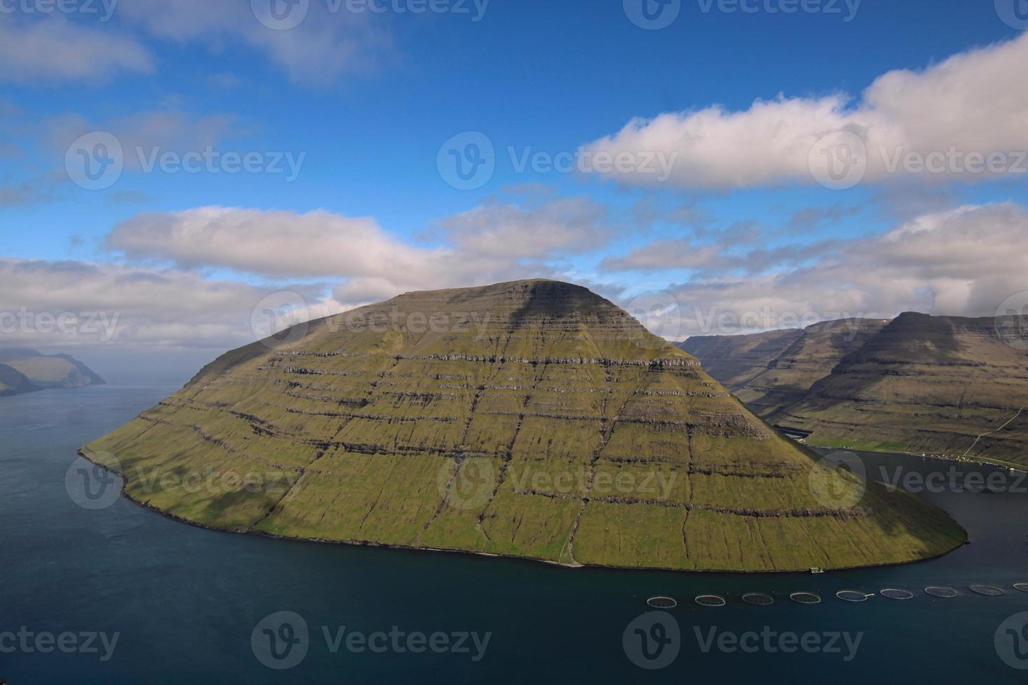 randonnée sur la montagne klakkur avec un superbe paysage de fjord panoramique et pittoresque sur les îles féroé photo