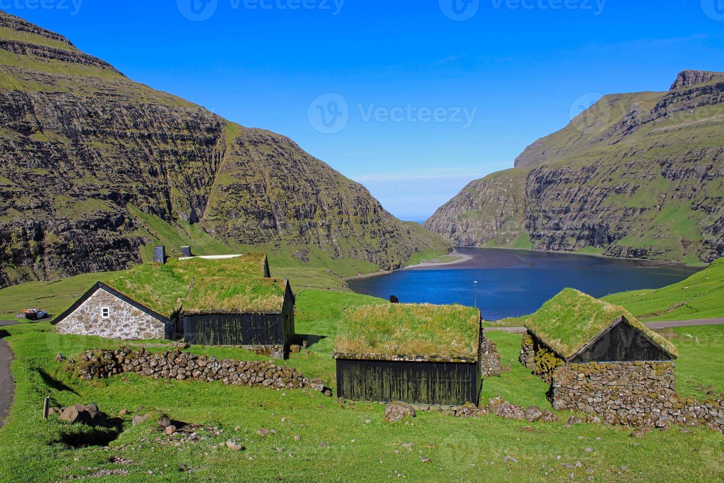 le village historique de saksun sur les îles féroé par une belle journée avec un ciel bleu en été photo