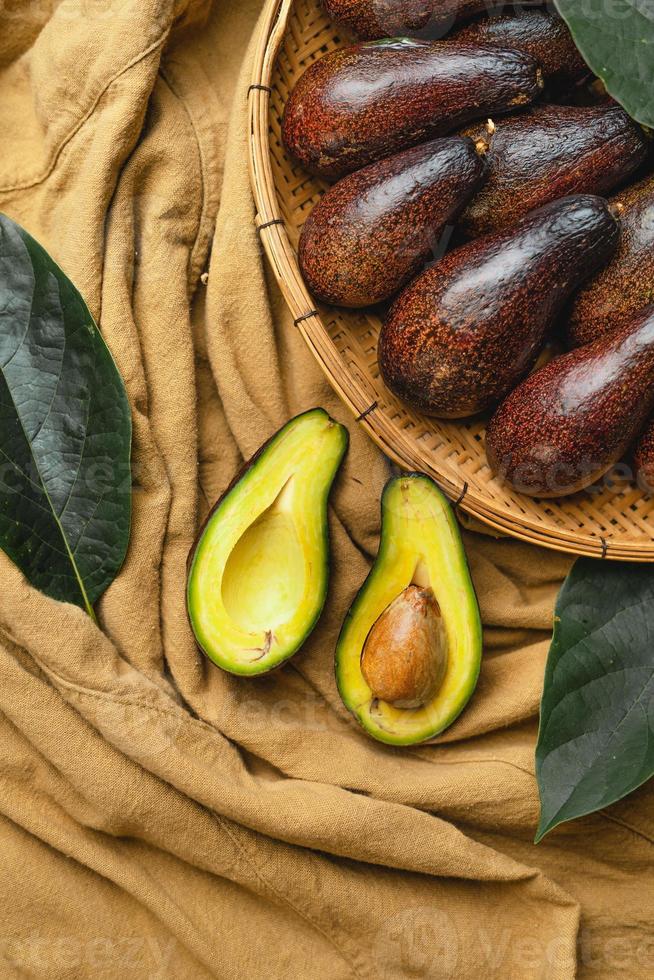 avocat dans un plateau en bois des aliments sains photo