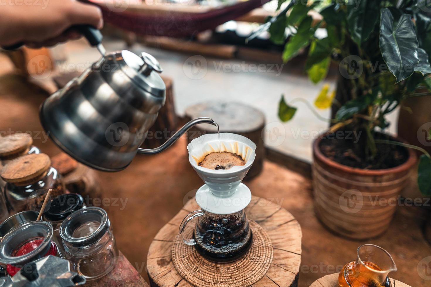 verser de l'eau chaude sur un café filtre photo