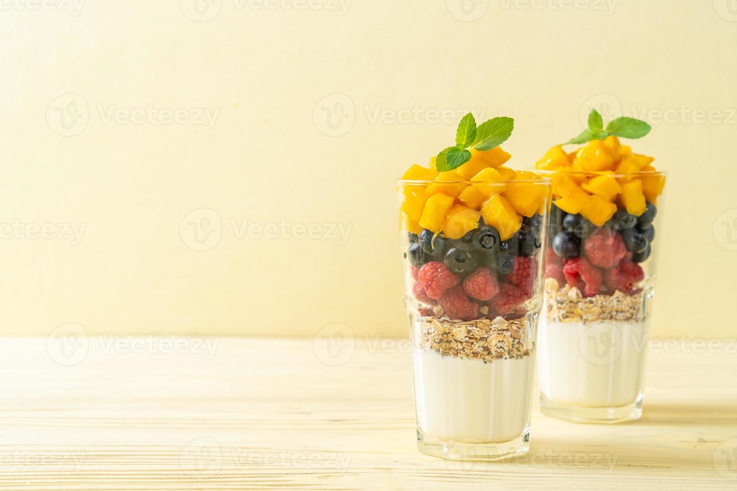 mangue, framboise et myrtille maison avec yaourt et granola - style alimentaire sain photo