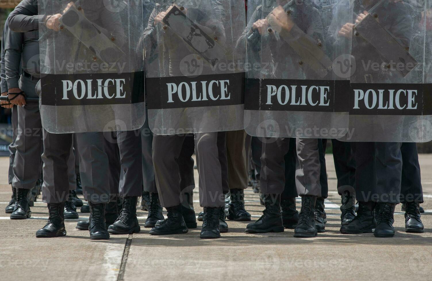 émeute police contrôle le foule. photo