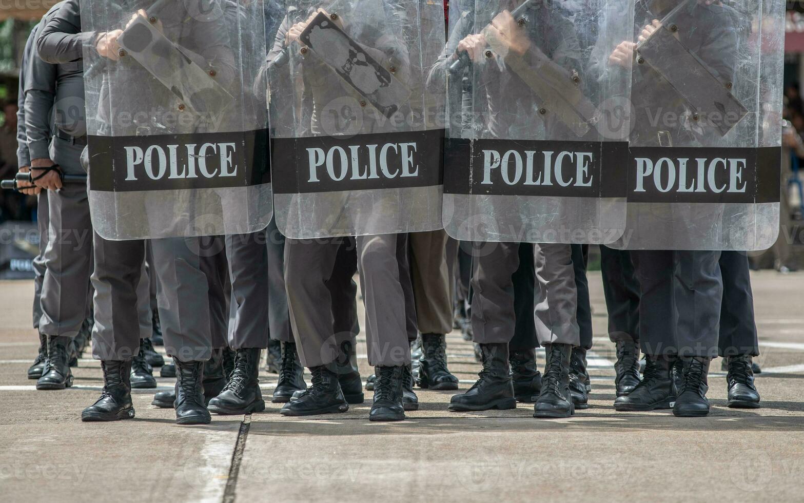 émeute police contrôle le foule. photo