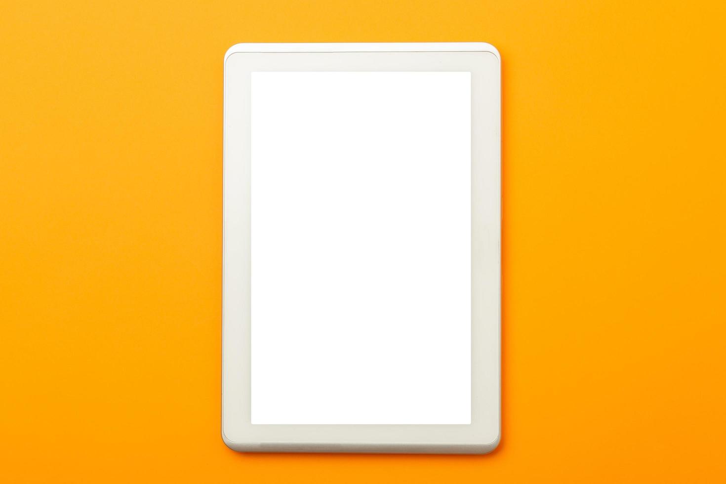 écran blanc de smartphone isolé sur fond orange photo