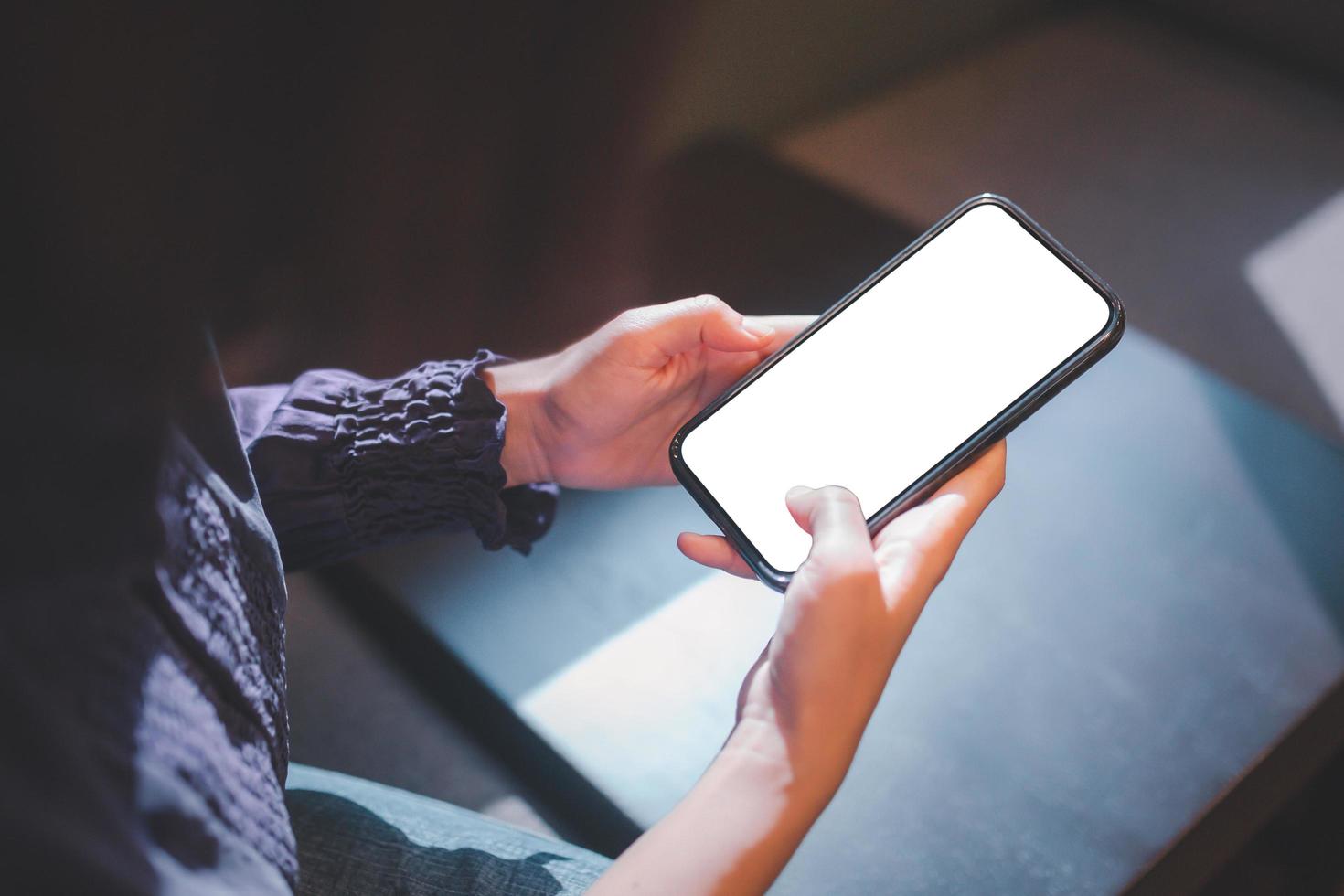 femme utilisant une maquette d'écran vierge de smartphone photo