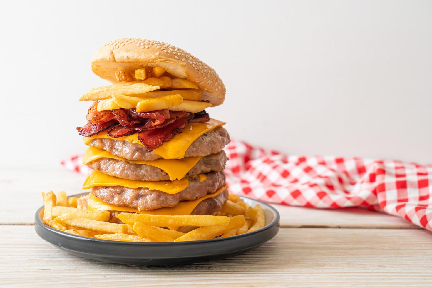 hamburger de porc ou hamburger de porc avec fromage, bacon et frites photo