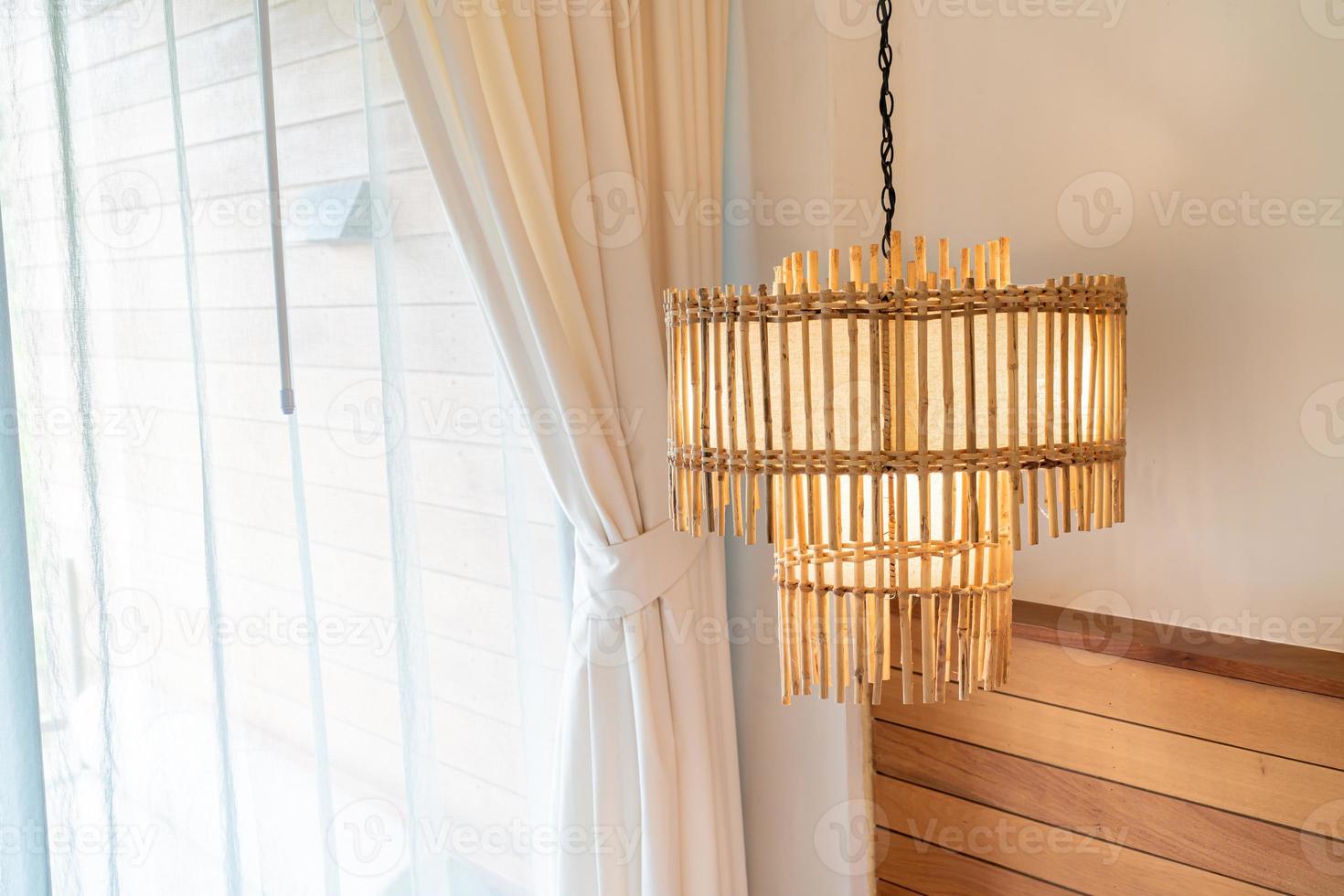 belle décoration de lampe suspendue sur le lit de côté dans la chambre photo
