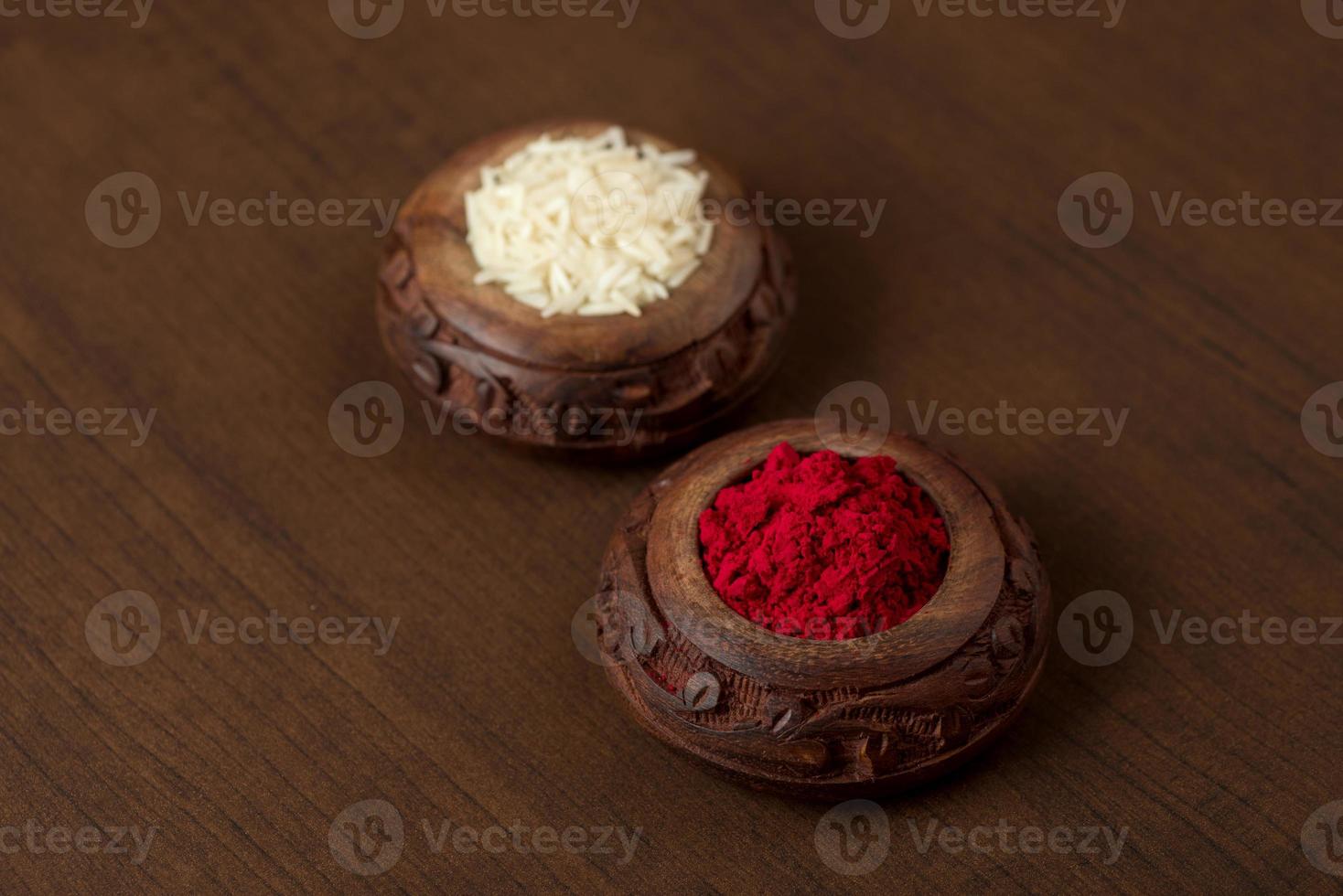 conteneur de grains de kumkum et de riz. les poudres de couleur naturelle sont utilisées lors de l'adoration de Dieu et lors d'occasions propices. photo