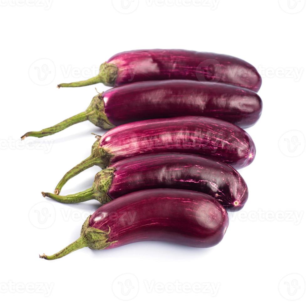 aubergine ou aubergine ou légume brinjal isolé sur fond blanc. photo