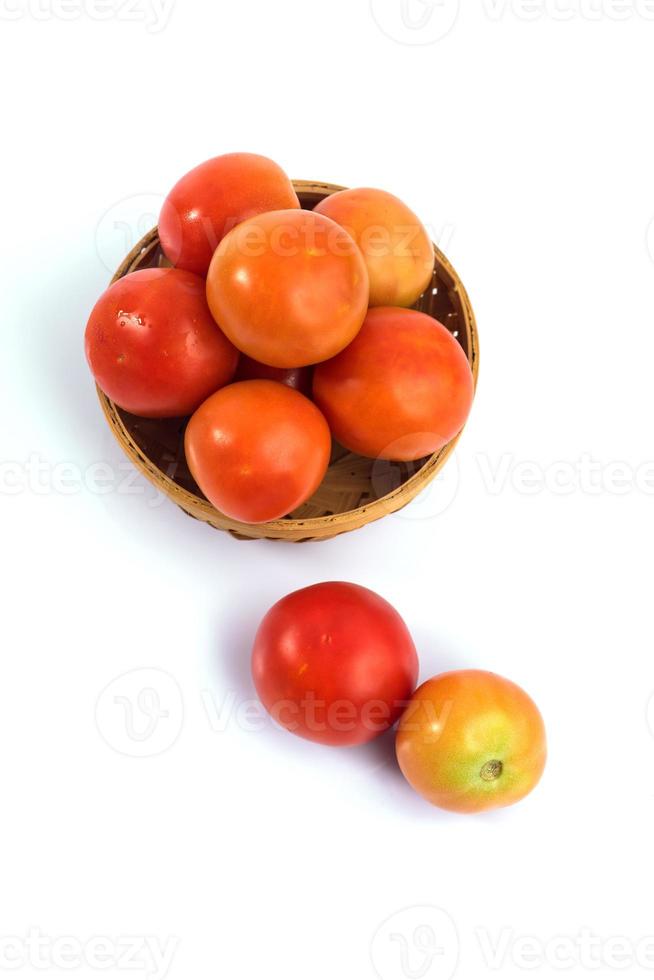 tomates fraîches sur fond blanc. photo