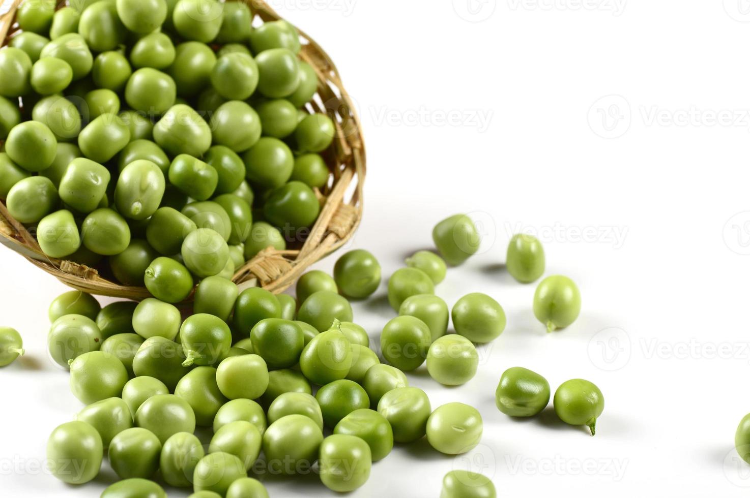 Pois verts frais dans le panier sur fond blanc photo