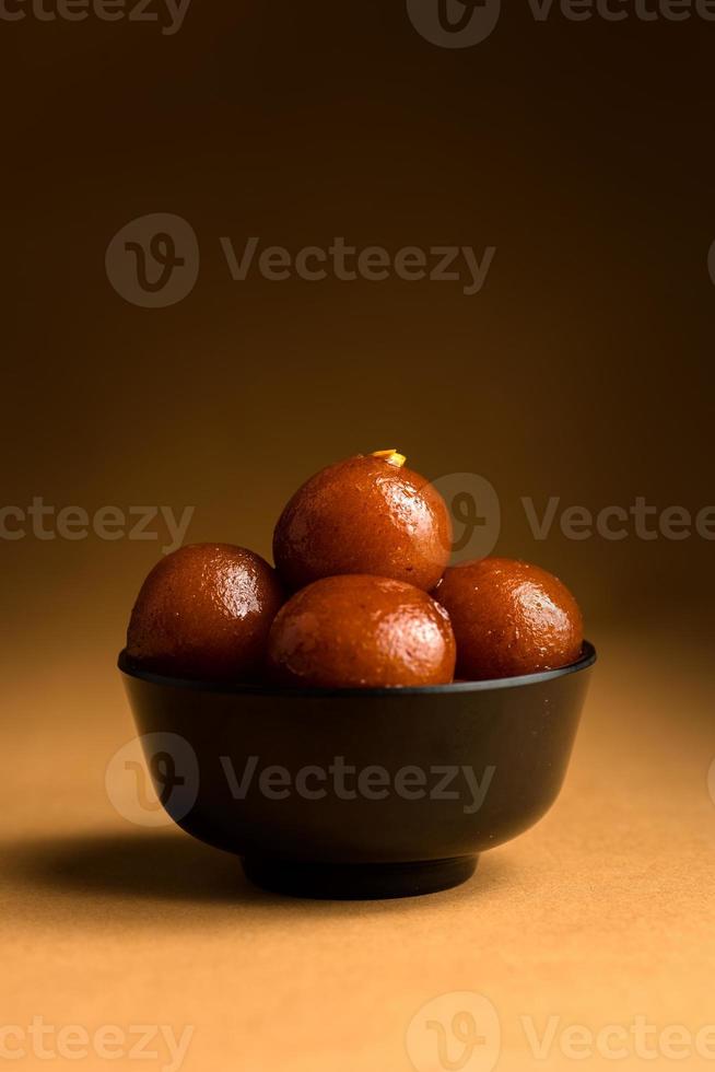 gulab jamun dans un bol. dessert indien ou plat sucré. photo