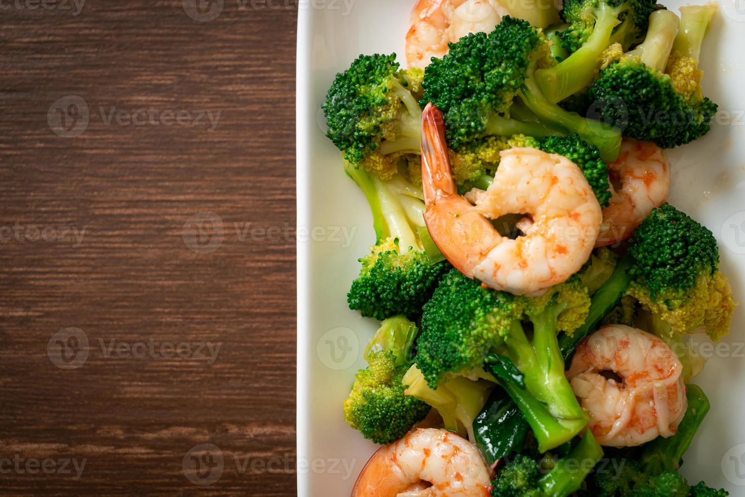 brocoli sauté aux crevettes - style de cuisine maison photo