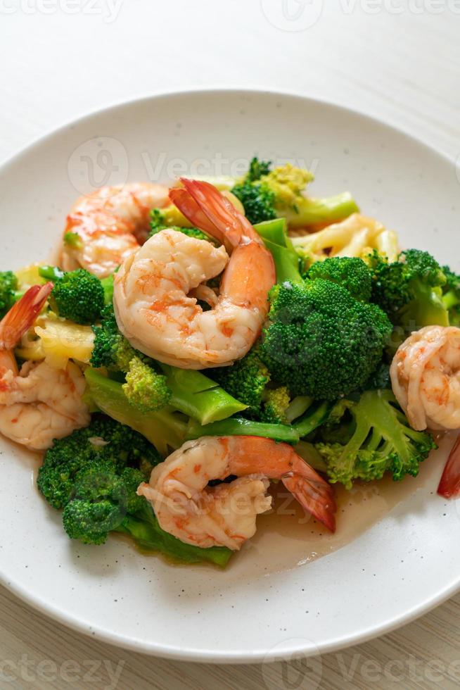 brocoli sauté aux crevettes - style de cuisine maison photo