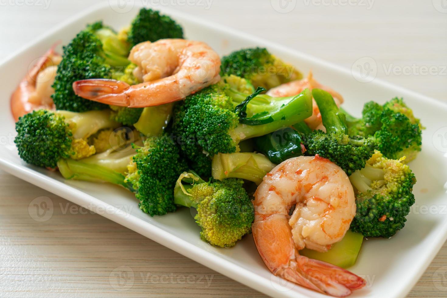 brocoli sauté aux crevettes - style de cuisine maison photo