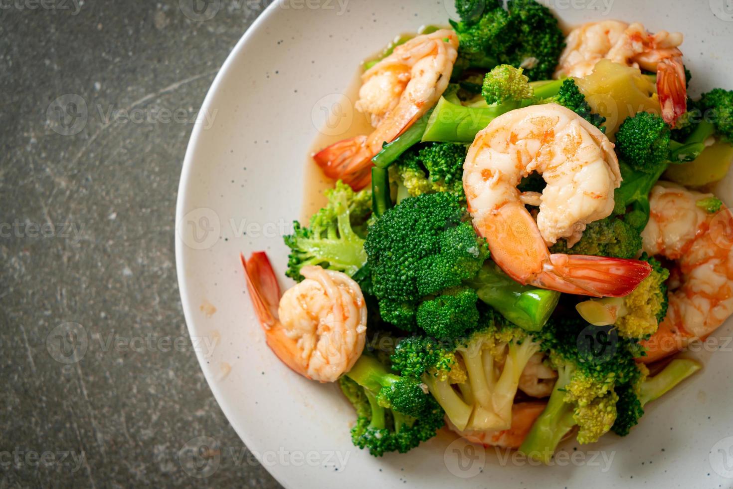 brocoli sauté aux crevettes - style de cuisine maison photo