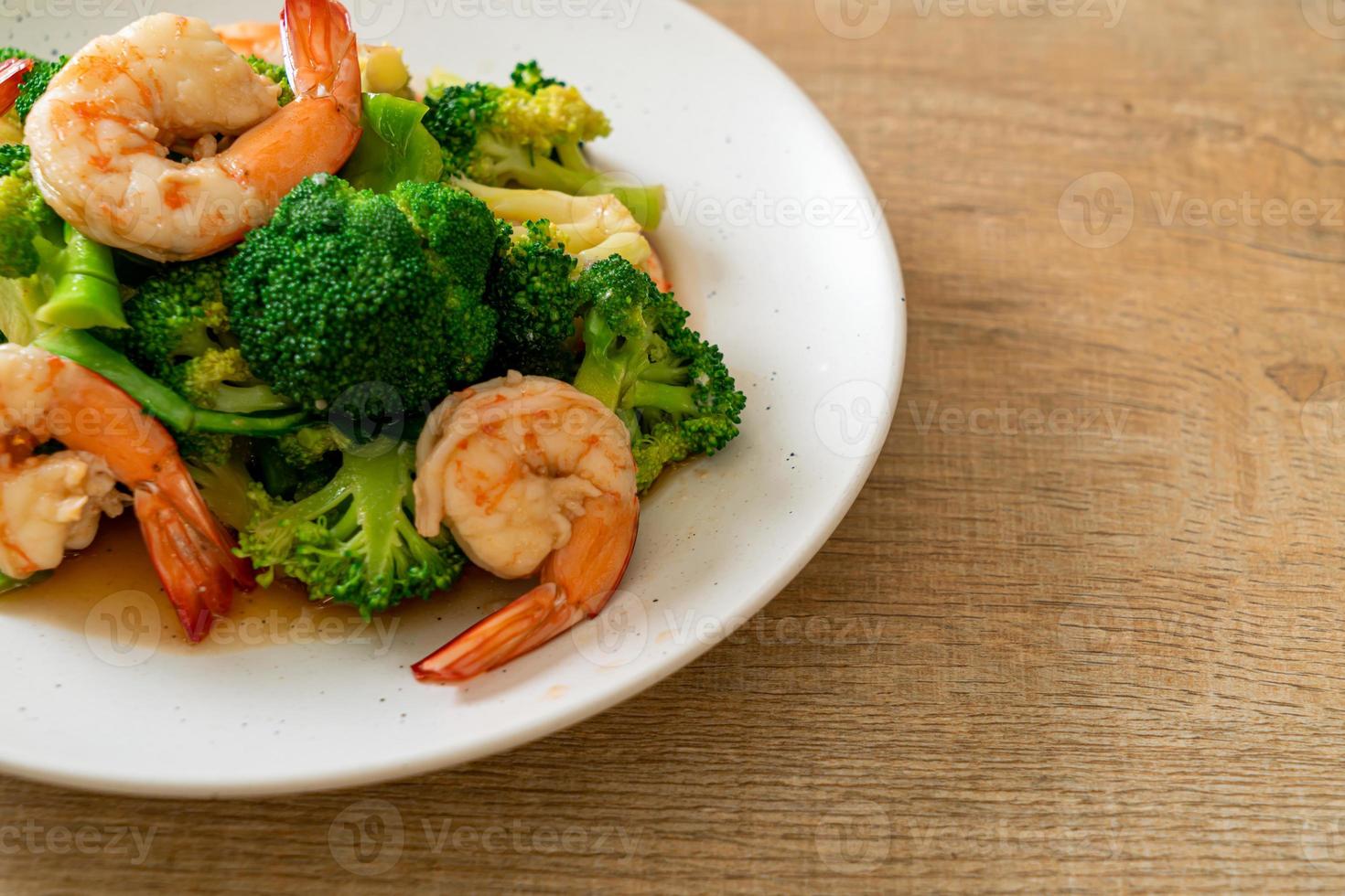 brocoli sauté aux crevettes - style de cuisine maison photo