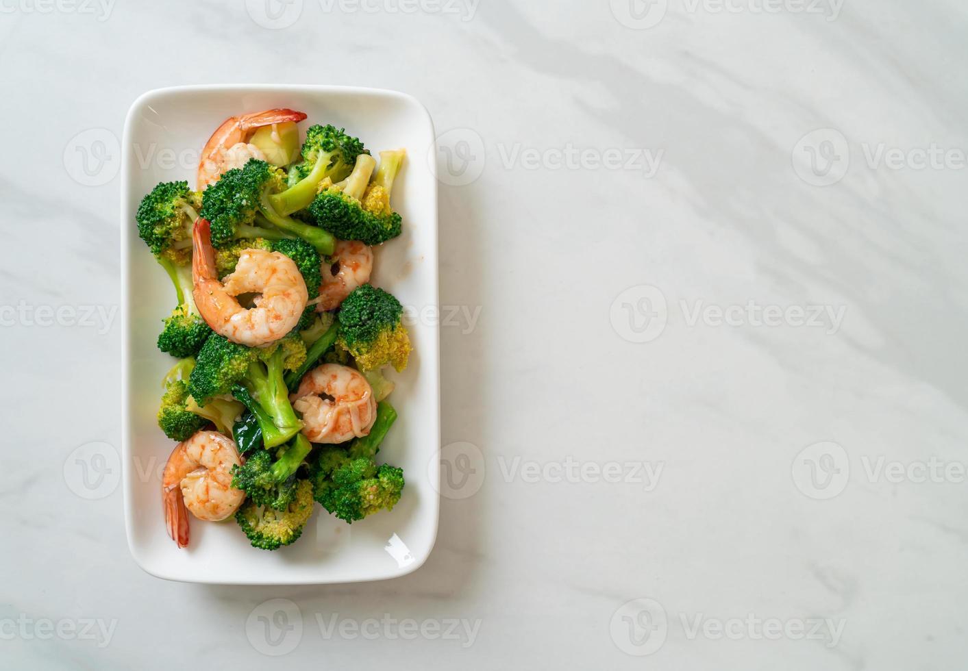 brocoli sauté aux crevettes - style de cuisine maison photo