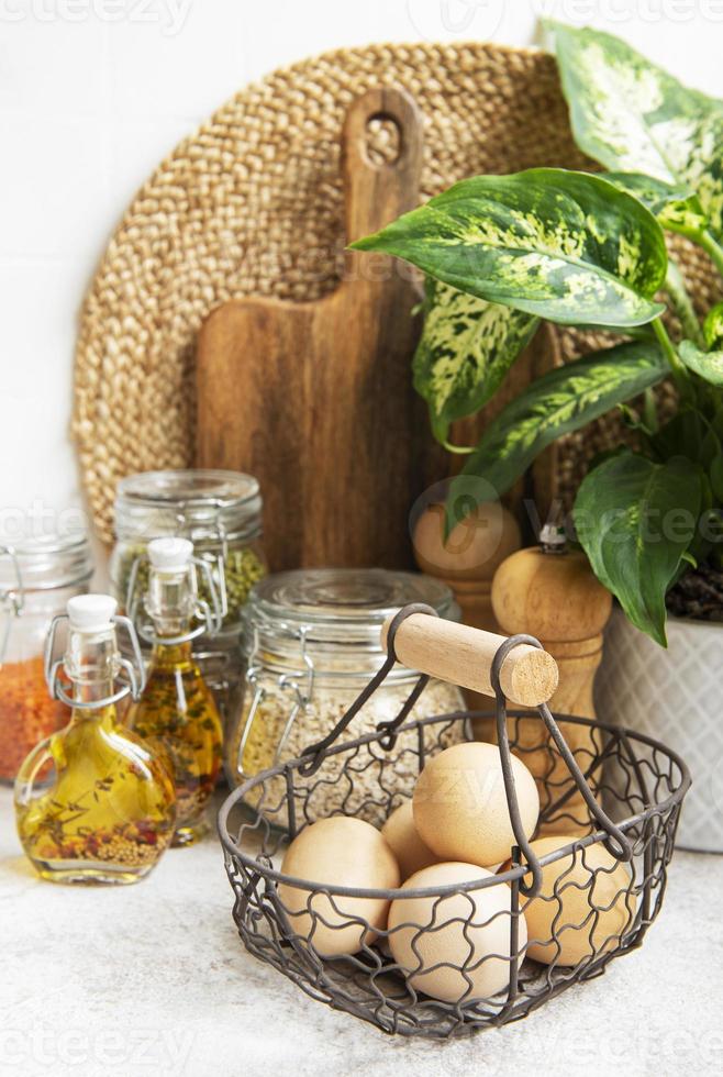 ustensiles de cuisine, outils et vaisselle sur le mur de carreaux blancs en arrière-plan. photo