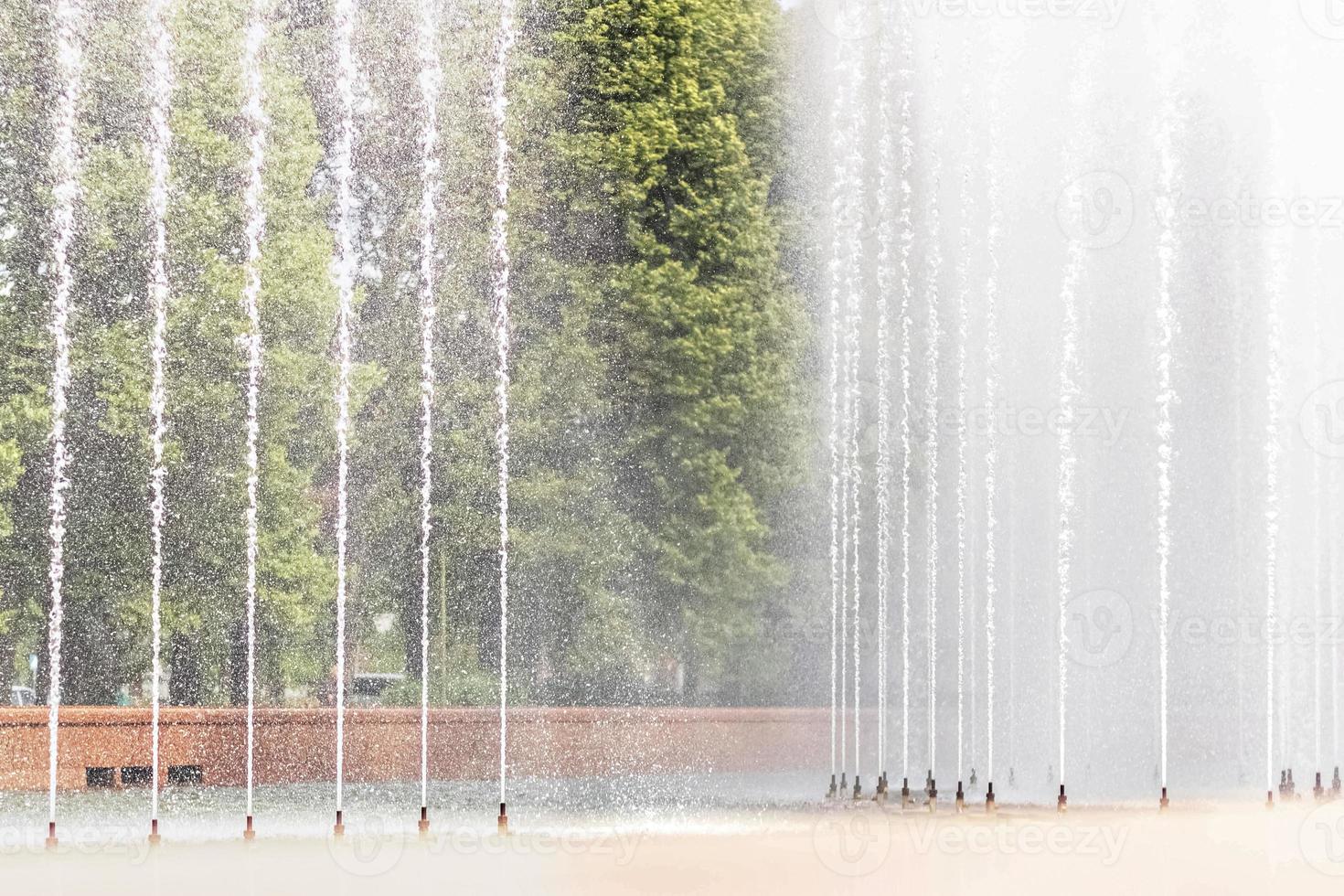 fond des jets et éclaboussures de la fontaine dans le parc photo