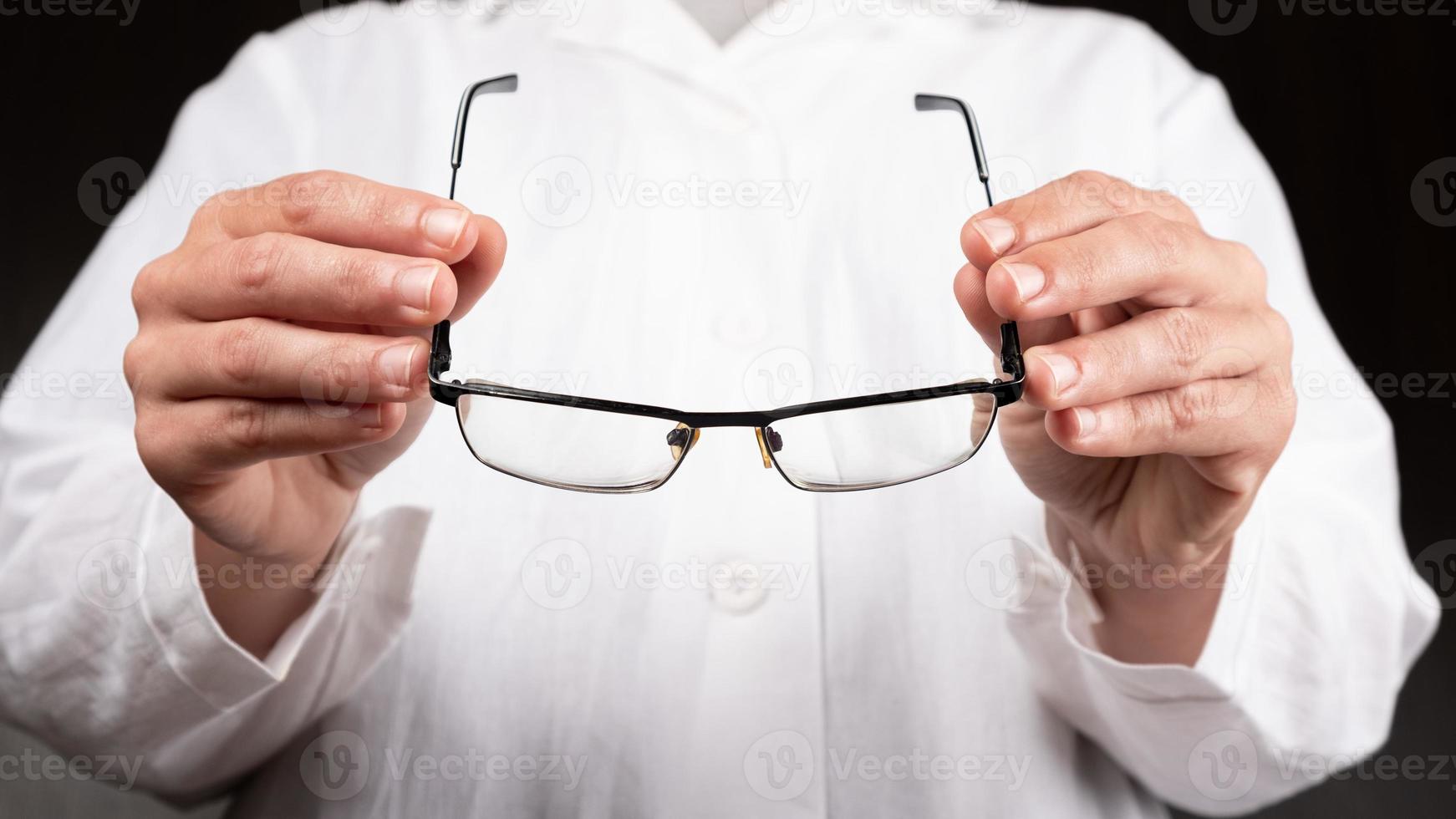 médecin opticien donne des lunettes à un patient pour améliorer la vision photo