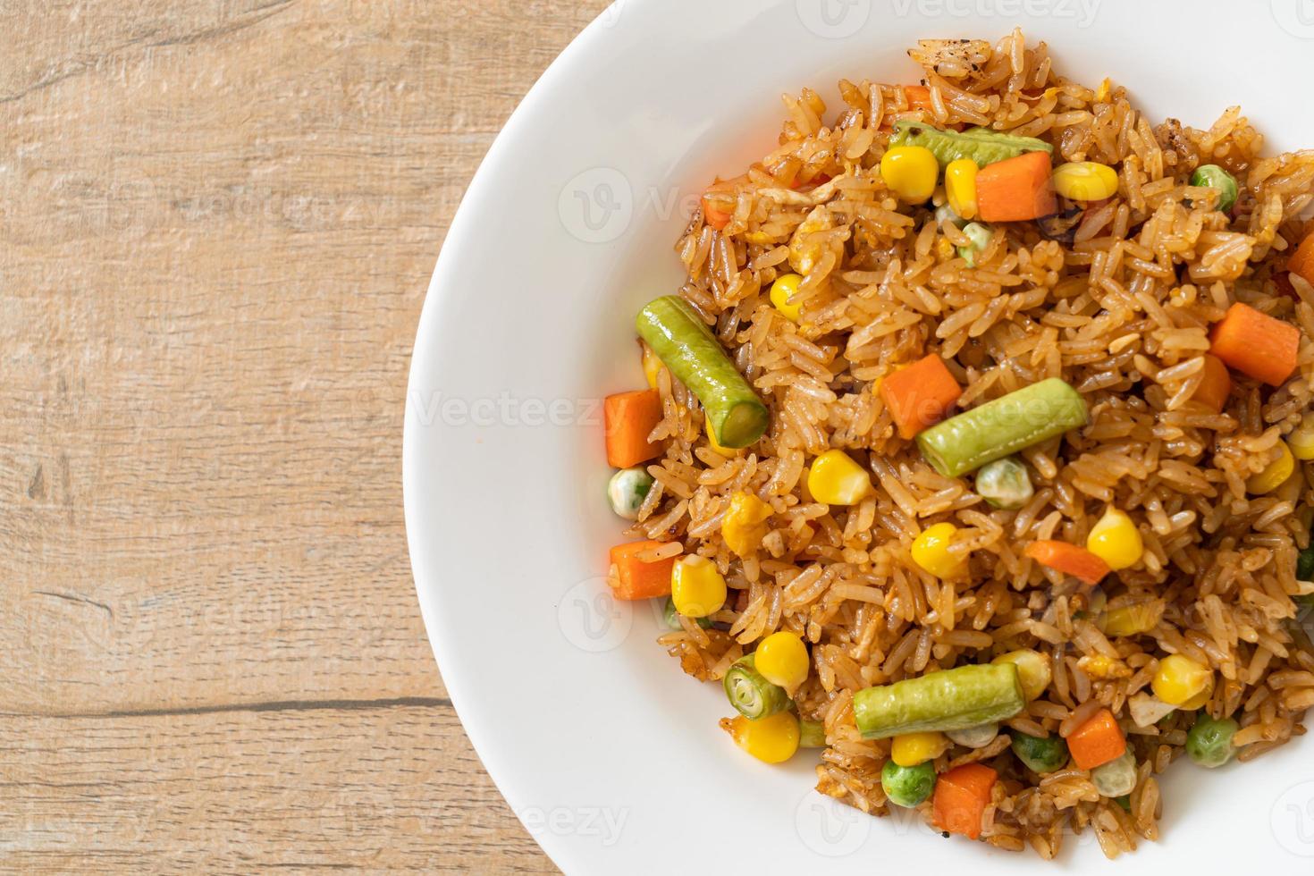 riz frit aux pois verts, carottes et maïs - style végétarien et sain photo