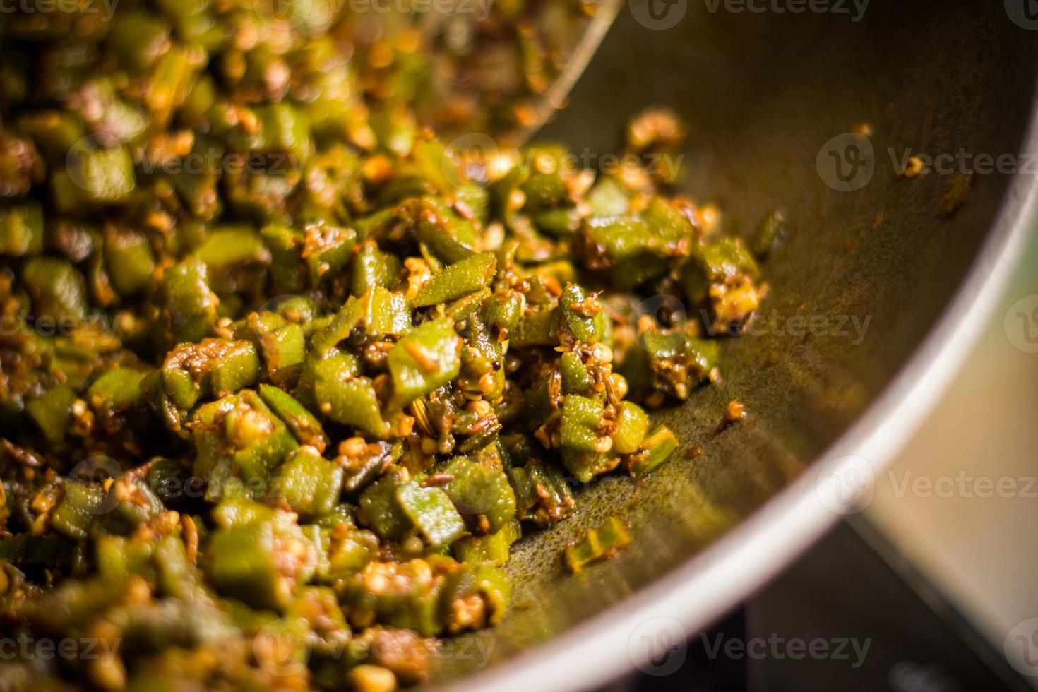 masala indien frit bhindi ou ladyfinger photo