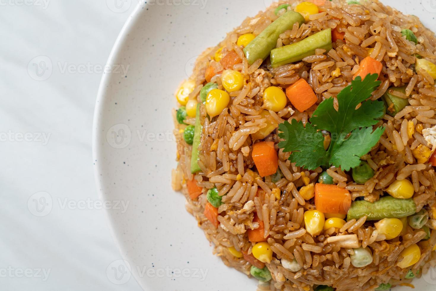 riz frit aux pois verts, carottes et maïs - style végétarien et sain photo