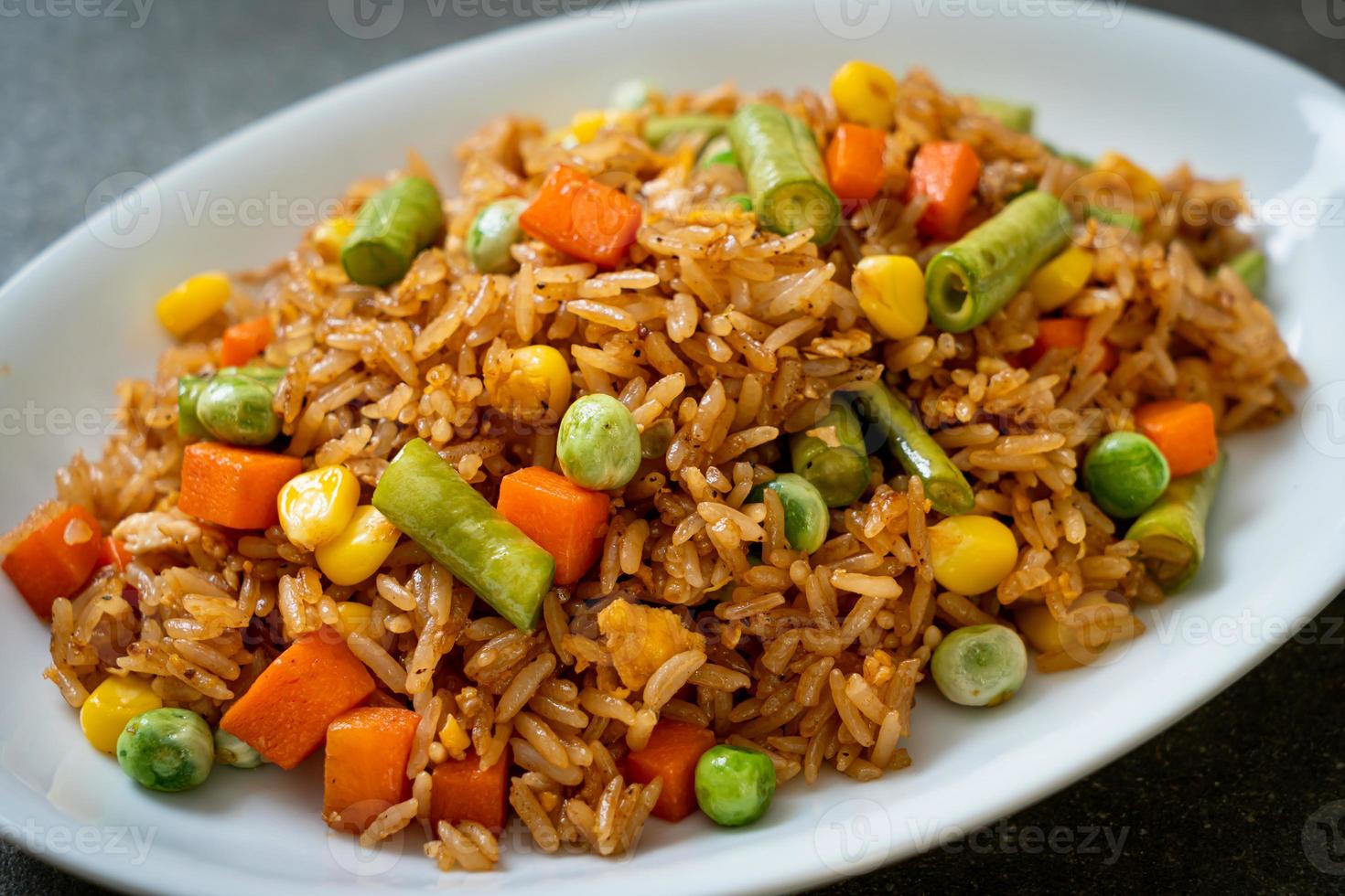 riz frit aux pois verts, carottes et maïs - style végétarien et sain photo