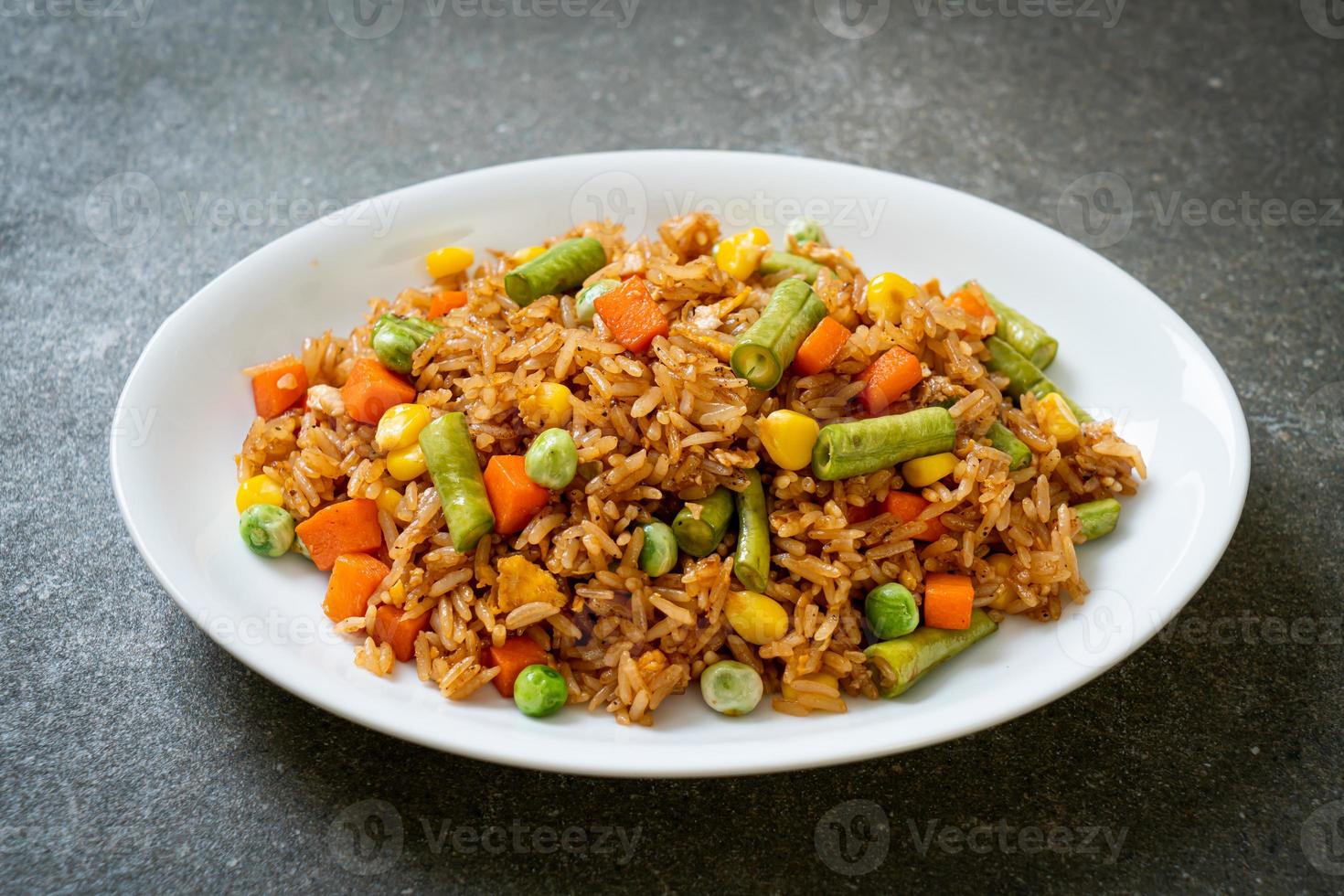 riz frit aux pois verts, carottes et maïs - style végétarien et sain photo