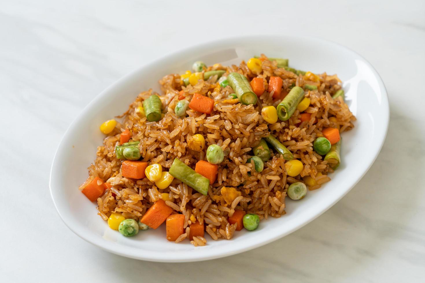 riz frit aux pois verts, carottes et maïs - style végétarien et sain photo