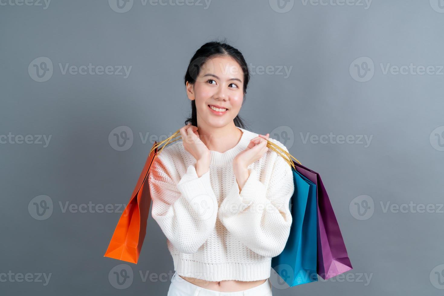 femme asiatique tenant des sacs à provisions photo