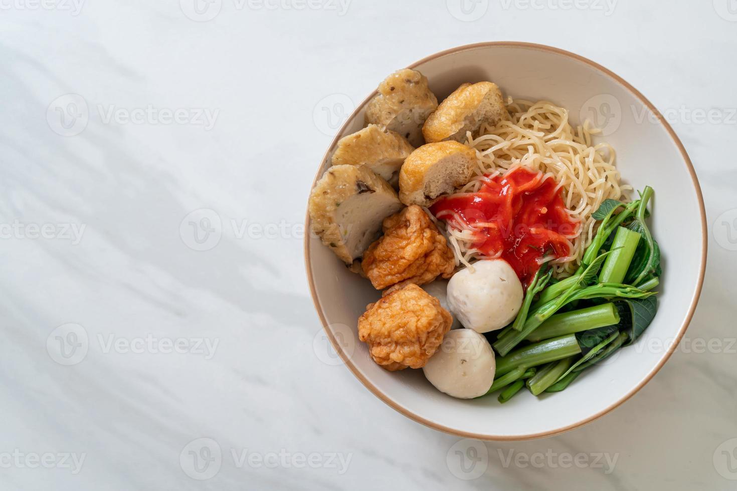 nouilles aux œufs avec boulettes de poisson et boulettes de crevettes à la sauce rose, yen ta four ou yen ta fo - style cuisine asiatique photo